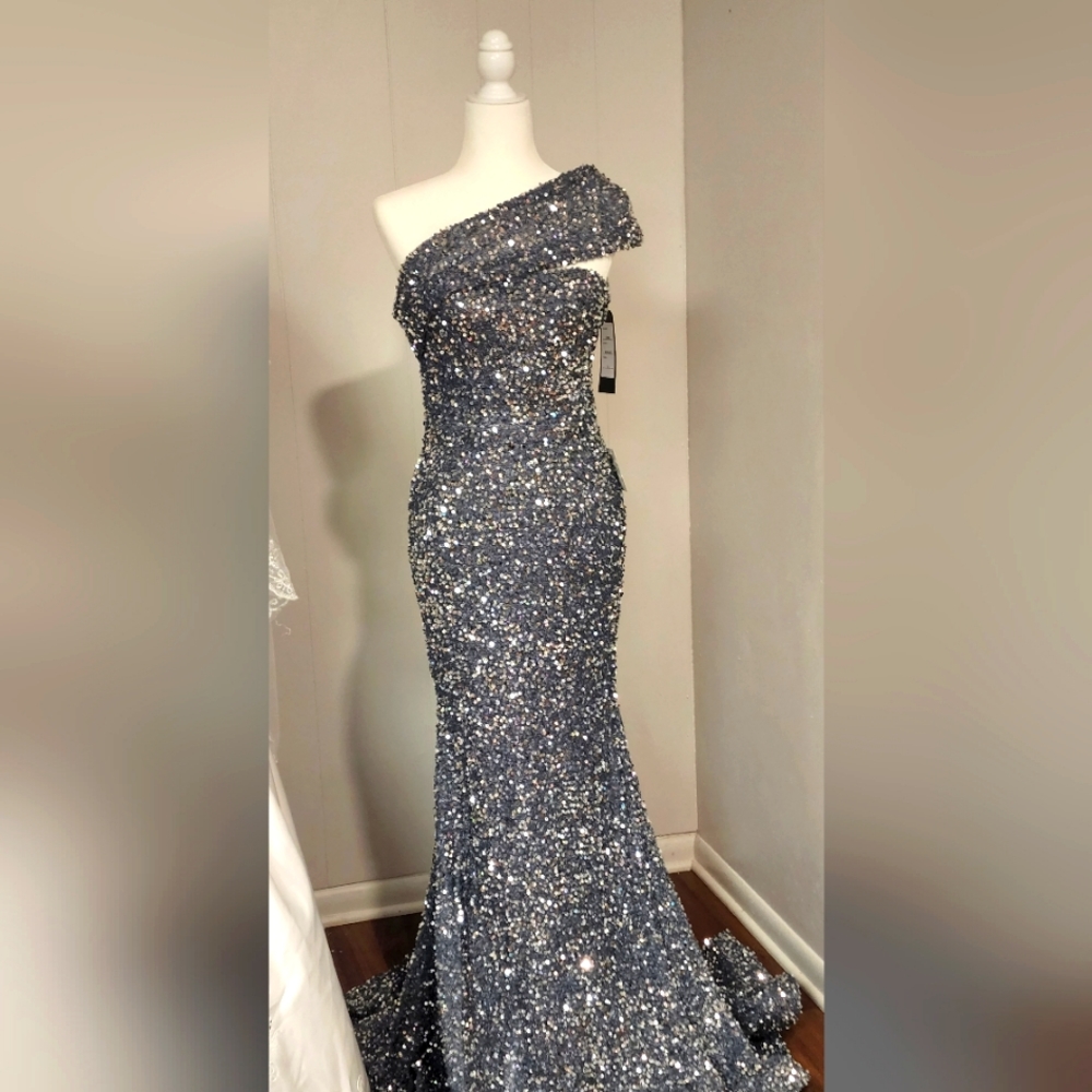 New Sequin one shoulder mermaid gown size 6 midnight gray